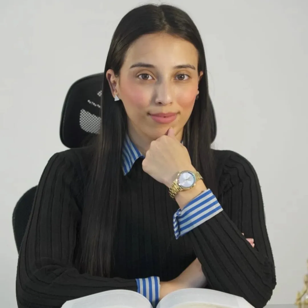 Dra. Thainá Vitória Cantarino